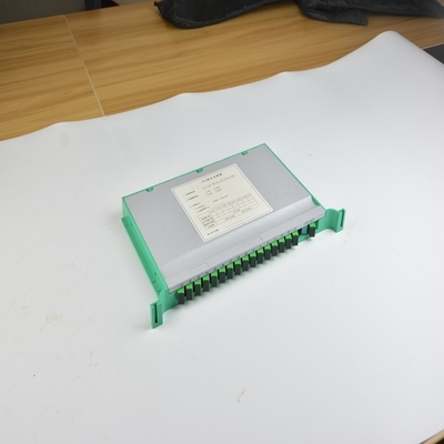 El sistema de control automático de la fibra óptica de un solo modo SC LC FC ST UPC APC con una directividad ≥ 55 dB